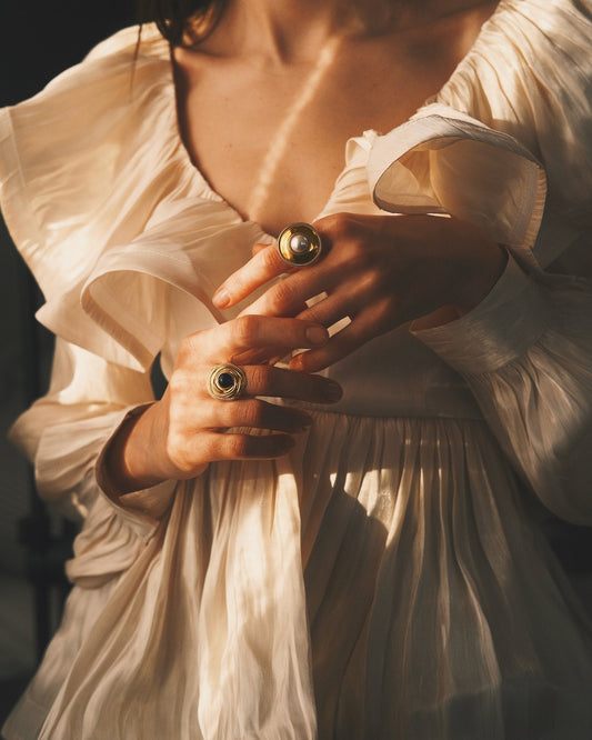 Каблучка Модні золотисті каблучки з перлами та чорним камінням Перлинна елегантність - Kashimir.me Taton.shop