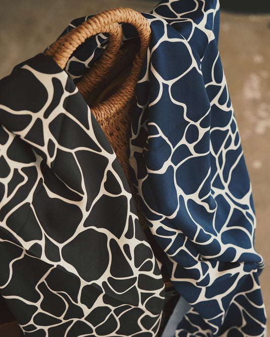 Хустка Хустка - шаль 90×90 см Taton.shop │ silky twill imitation │ принт Giraffe Navy - Kashket.me Taton.shop