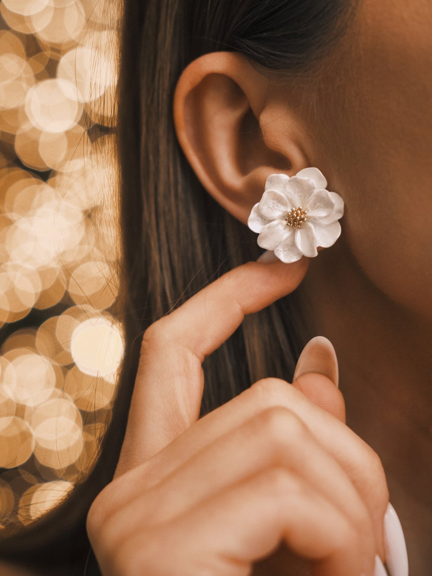 Сережки Сережки - пусети «Камелія» перламутрово - білі з золотистою серединкою, ультралегкий акрил - Kashimir.me Taton.shop