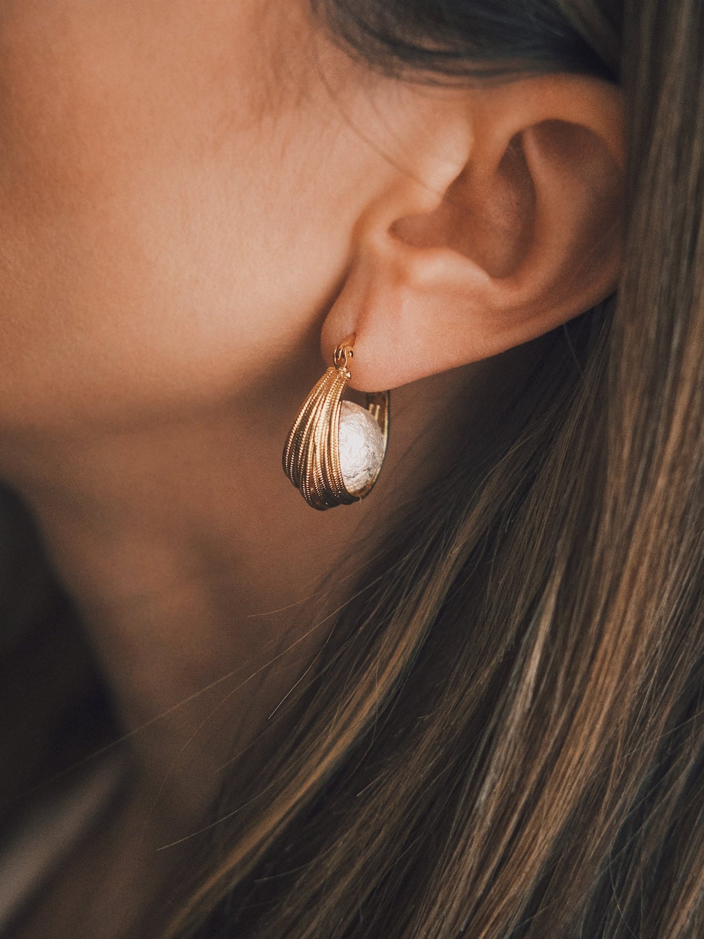 Сережки Елегантні золотисті сережки з фактурною бавовняною перлиною Gold - Kashimir.me Taton.shop