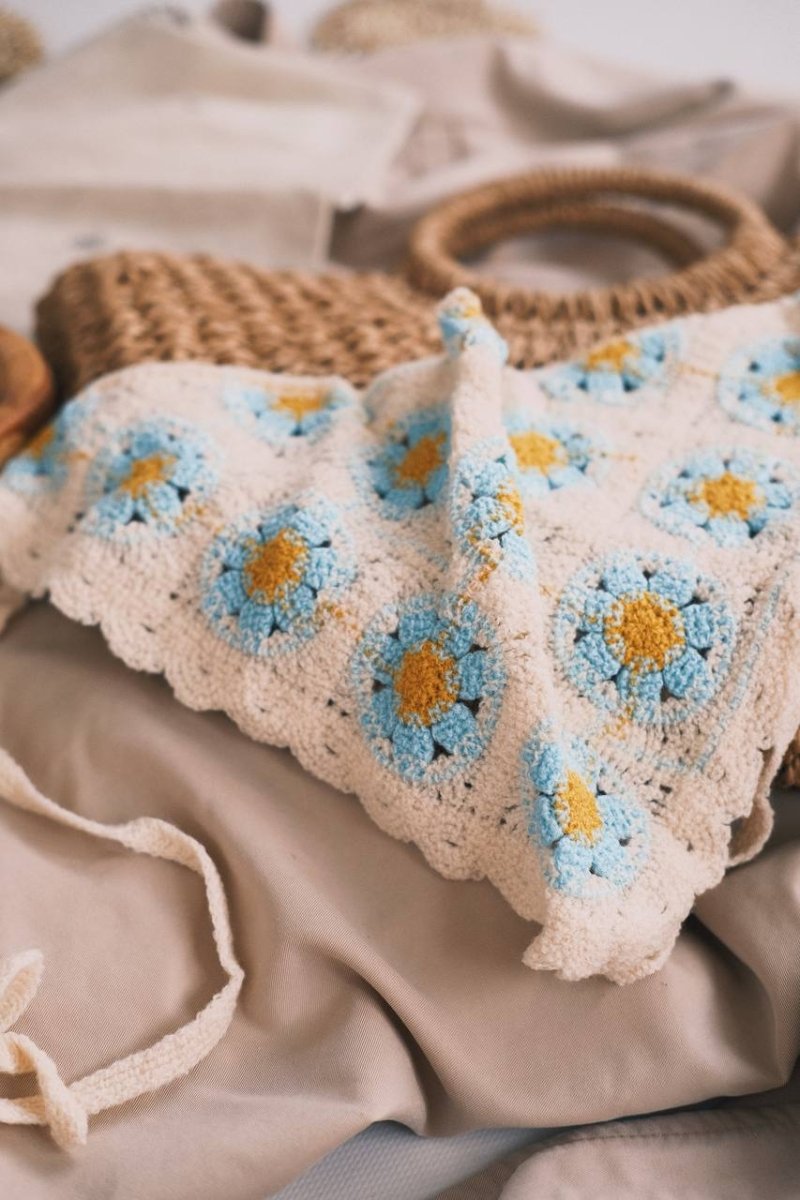 Хустка В'язана Косинка Kashket Бежева с блакитною квіткою - Kashket.me Taton.shop