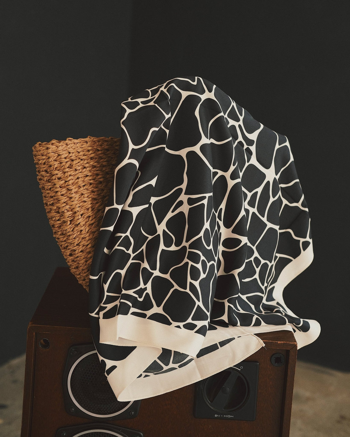 Хустка Хустка - шаль 90×90 см Taton.shop │ silky twill imitation │ принт Giraffe Black - Kashket.me Taton.shop