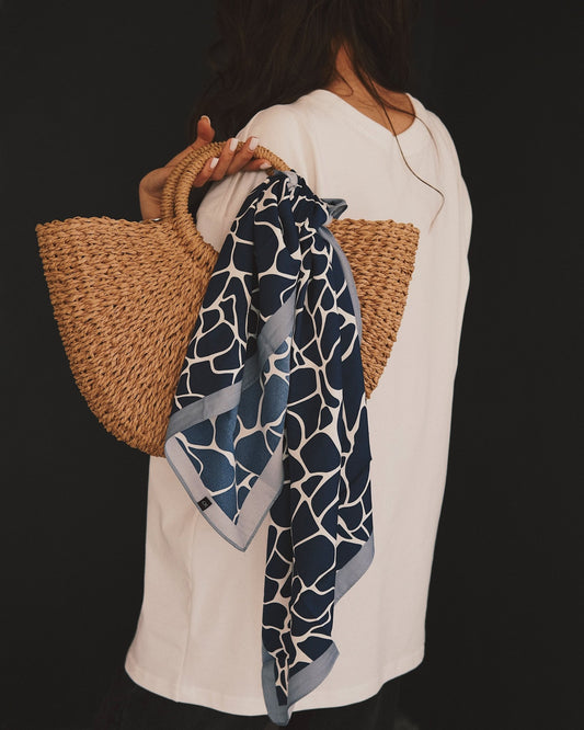 Хустка Хустка - шаль 90×90 см Taton.shop │ silky twill imitation │ принт Giraffe Navy - Kashket.me Taton.shop