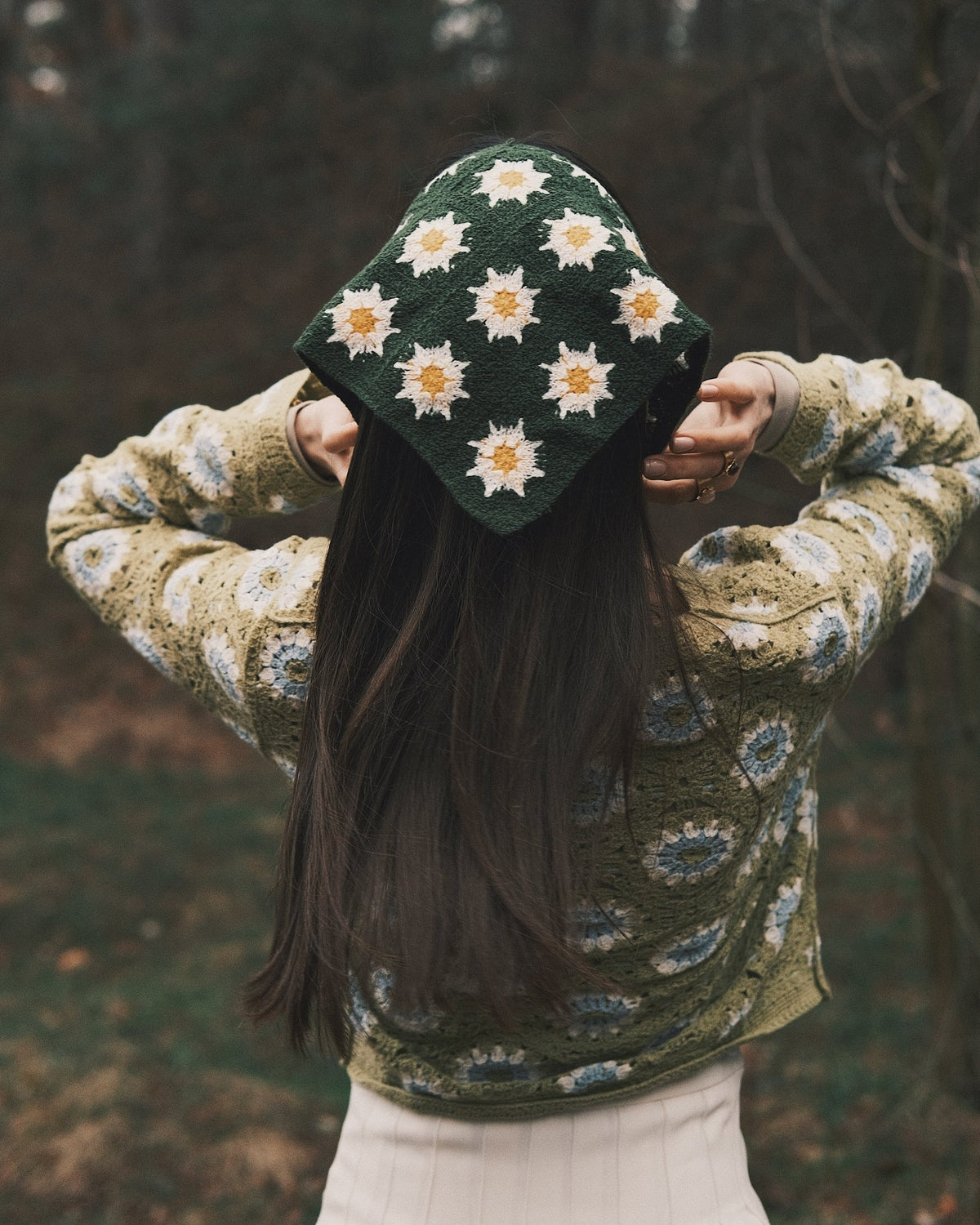 Хустка Вʼязана косинка Чорна з квітами - Kashket.me Taton.shop