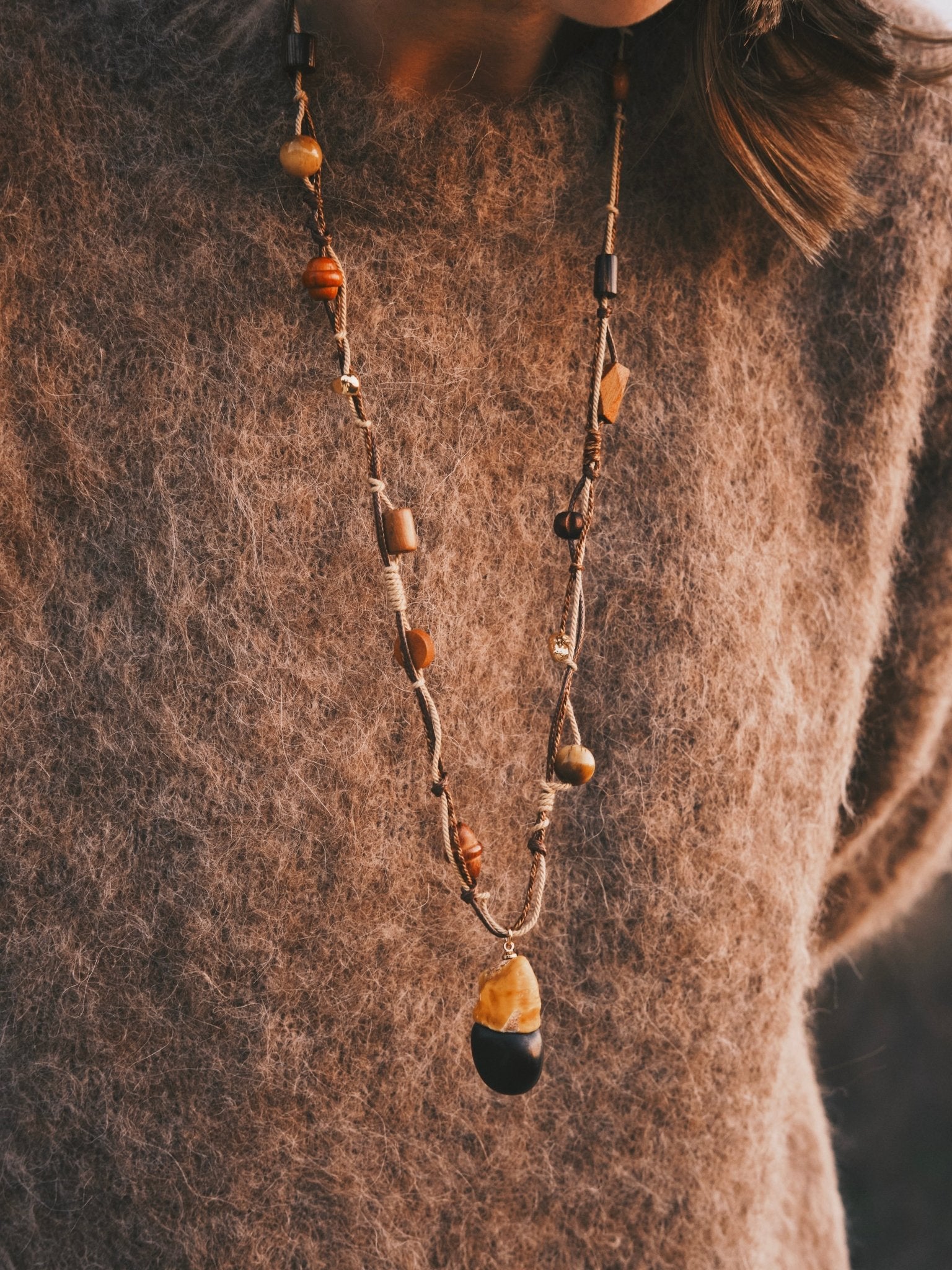 Підвіска Довге кольє під светр з тигровим оком — boho/vintage, плетений шнур, латунь, деревʼяні бусини та насінина екзотичного дерева - Kashimir.me Taton.shop