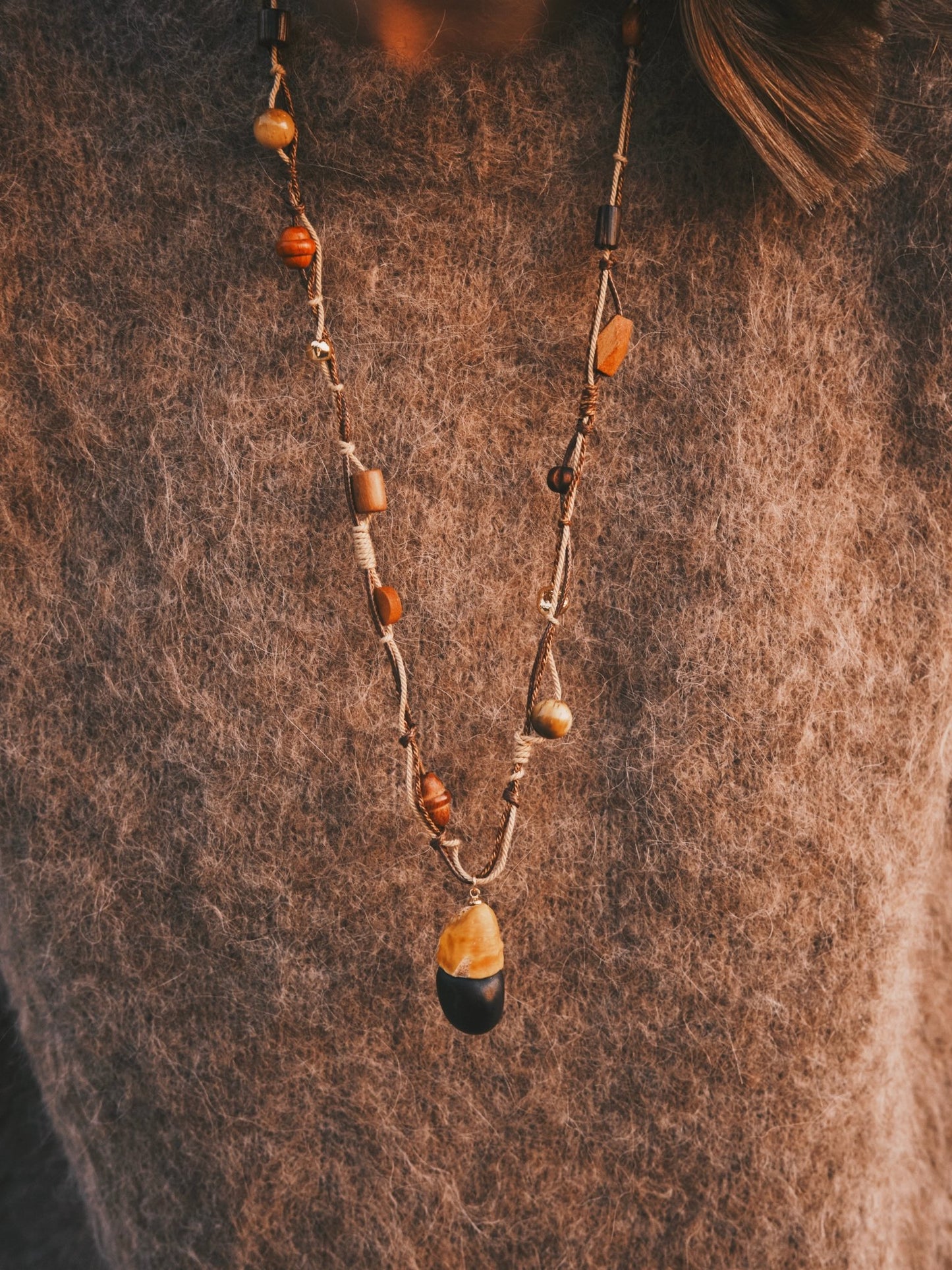 Підвіска Довге кольє під светр з тигровим оком — boho/vintage, плетений шнур, латунь, деревʼяні бусини та насінина екзотичного дерева - Kashimir.me Taton.shop