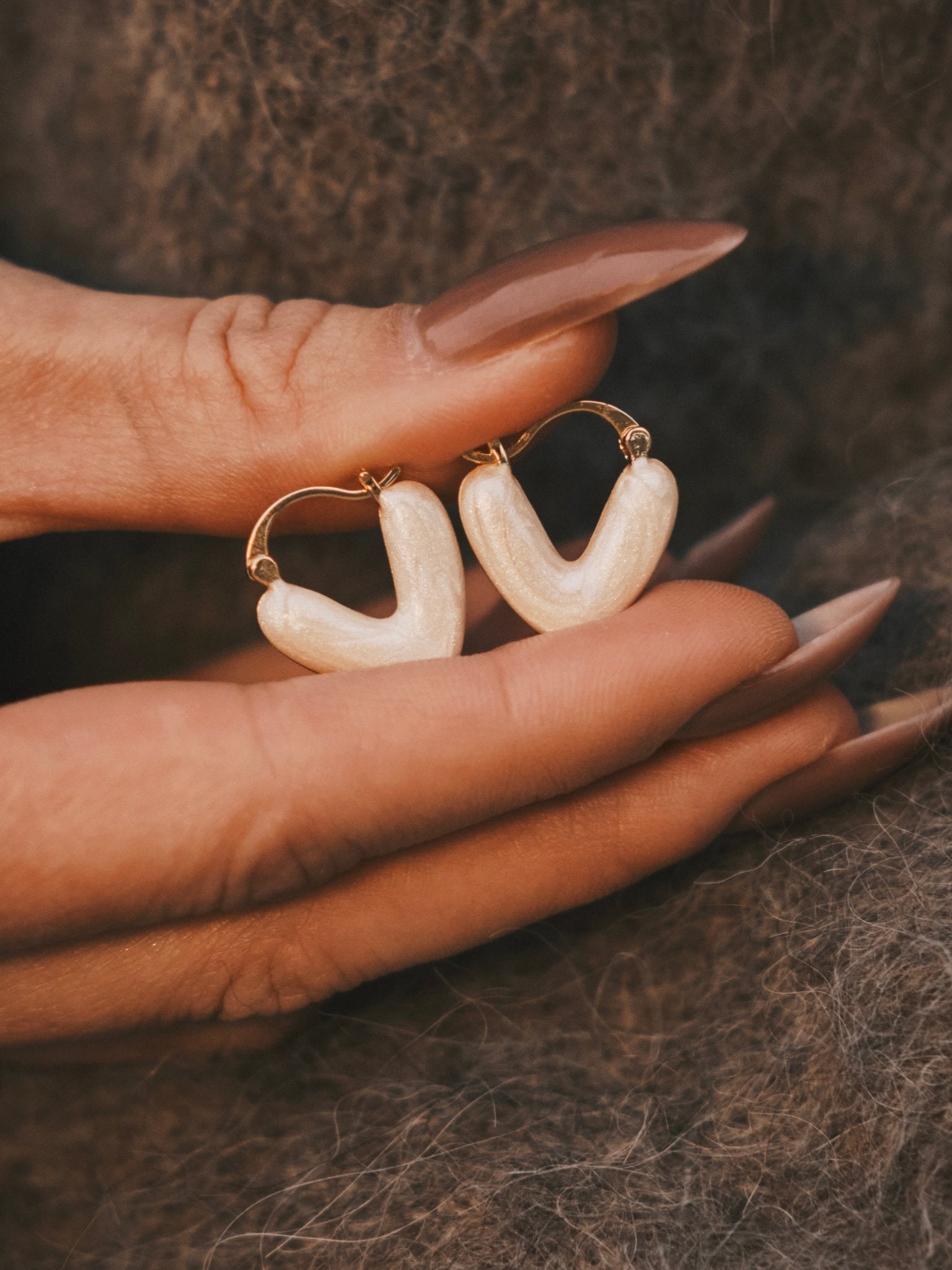 Сережки Двосторонні сережки - гачки Серця з фіанітами та перламутровою смолою, 18k позолота - Kashimir.me Taton.shop