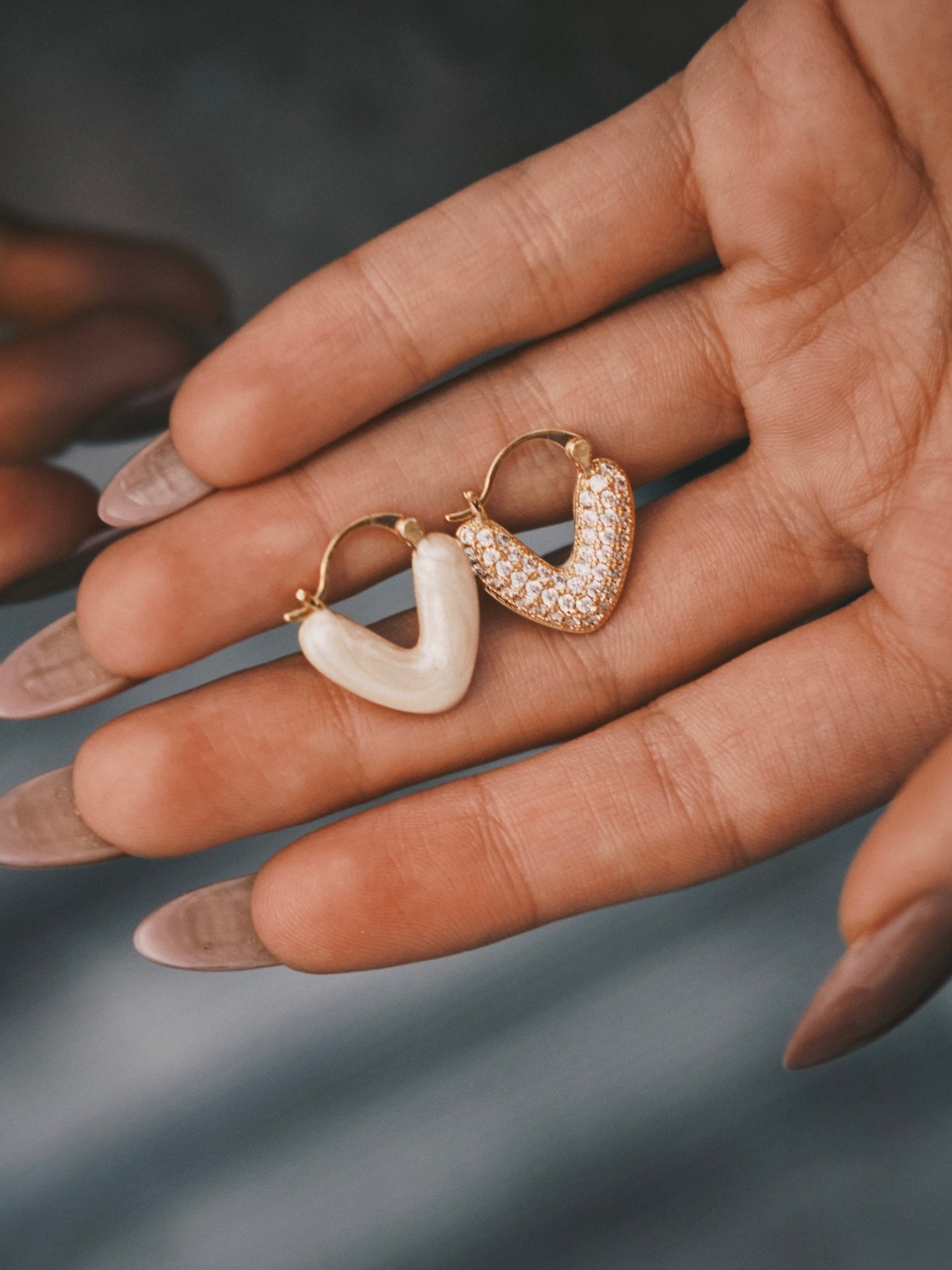 Сережки Двосторонні сережки - гачки Серця з фіанітами та перламутровою смолою, 18k позолота - Kashimir.me Taton.shop