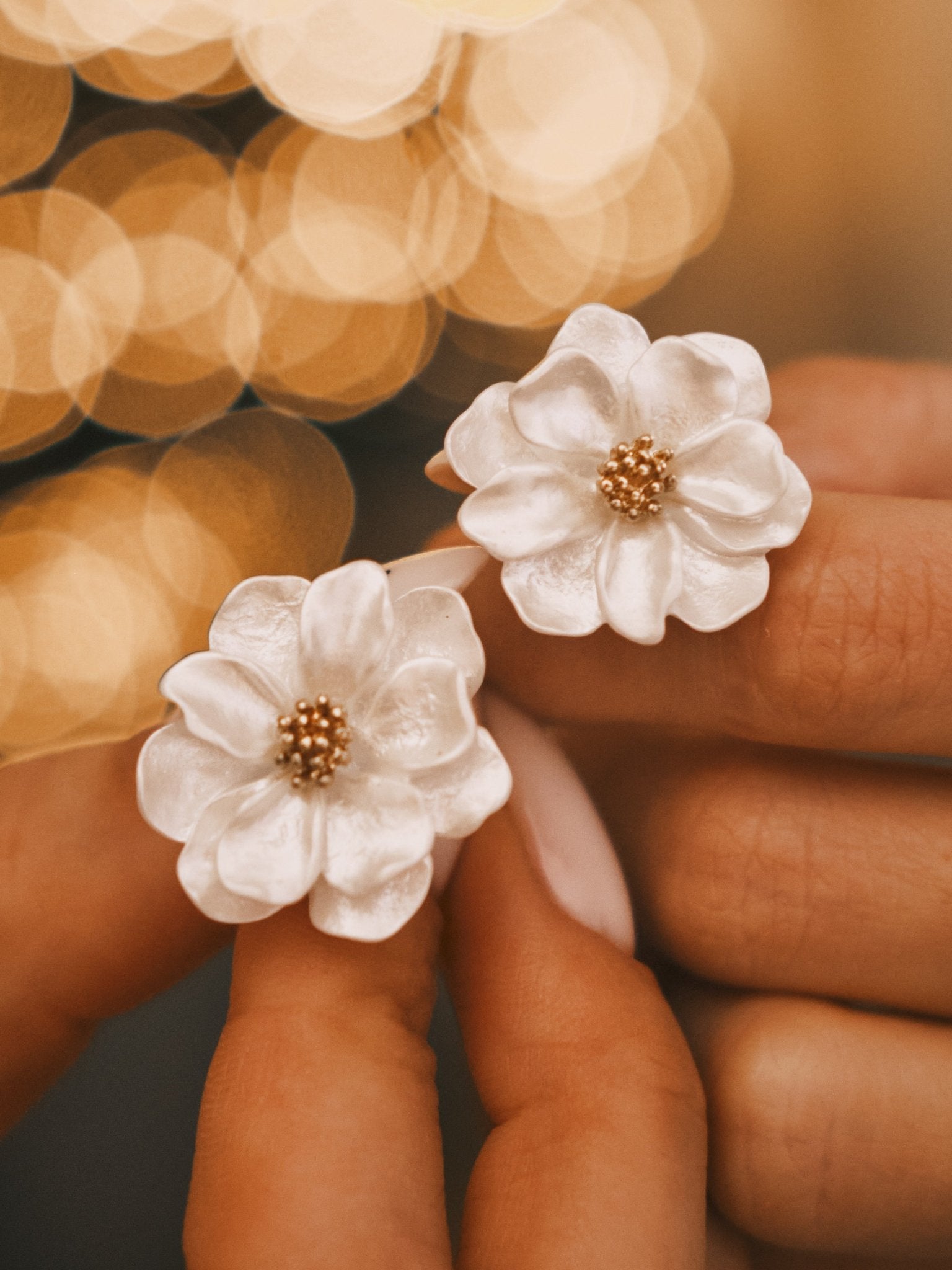 Сережки Сережки - пусети «Камелія» перламутрово - білі з золотистою серединкою, ультралегкий акрил - Kashimir.me Taton.shop