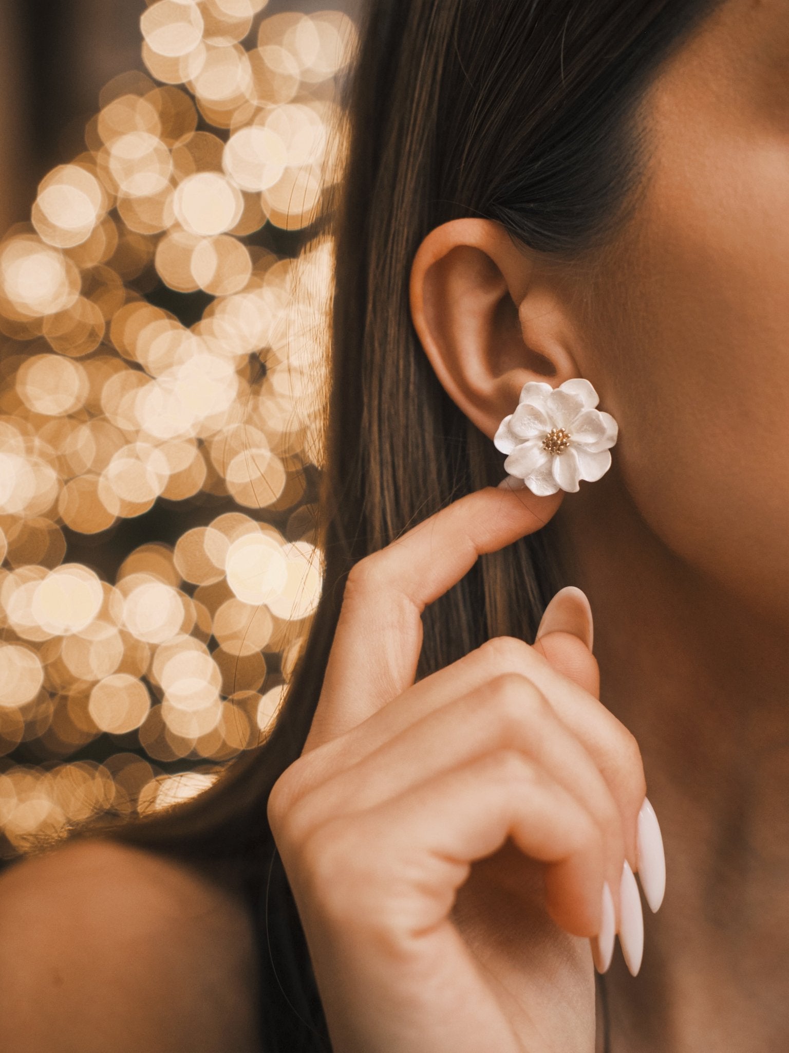 Сережки Сережки - пусети «Камелія» перламутрово - білі з золотистою серединкою, ультралегкий акрил - Kashimir.me Taton.shop