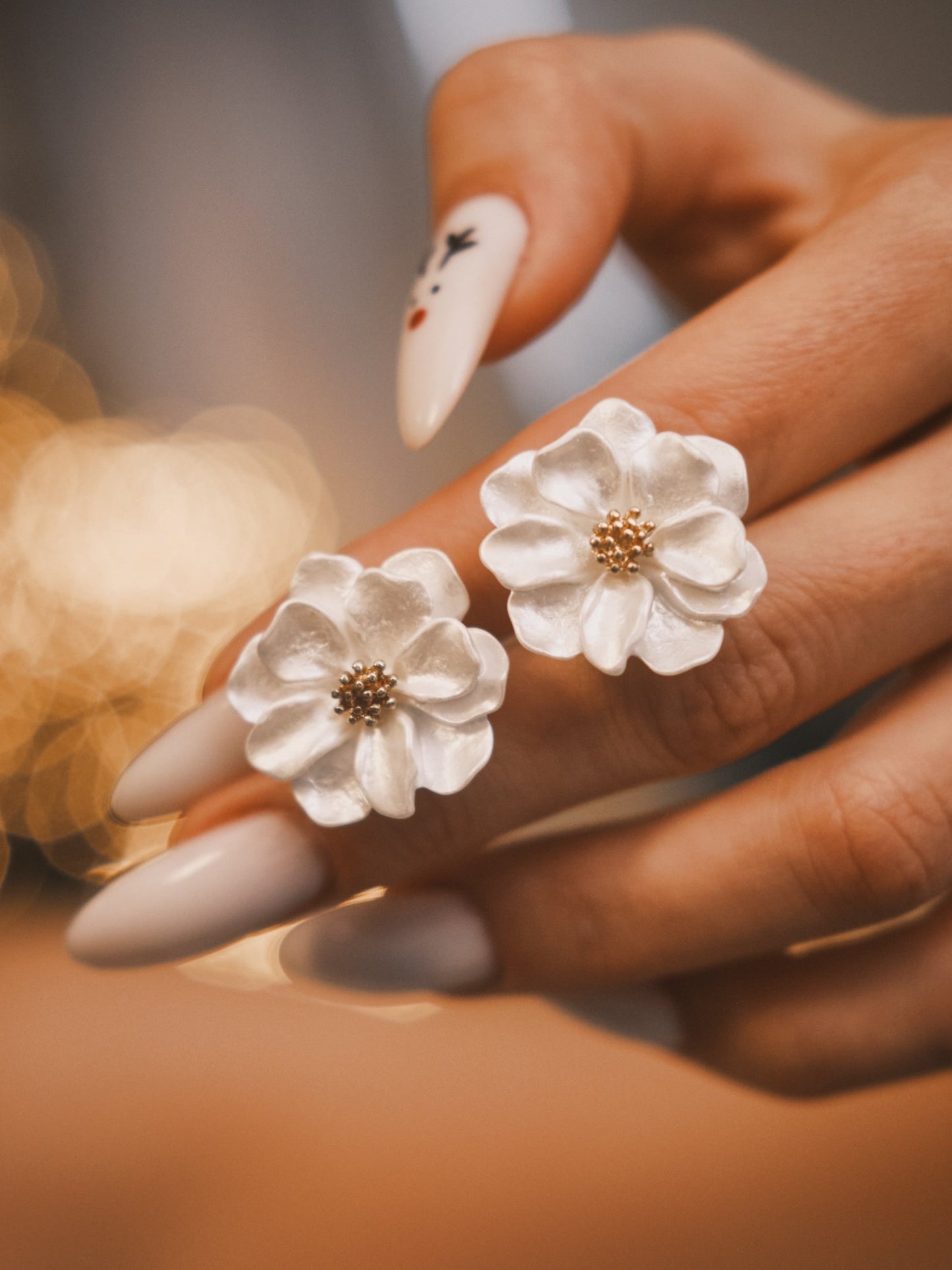 Сережки Сережки - пусети «Камелія» перламутрово - білі з золотистою серединкою, ультралегкий акрил - Kashimir.me Taton.shop