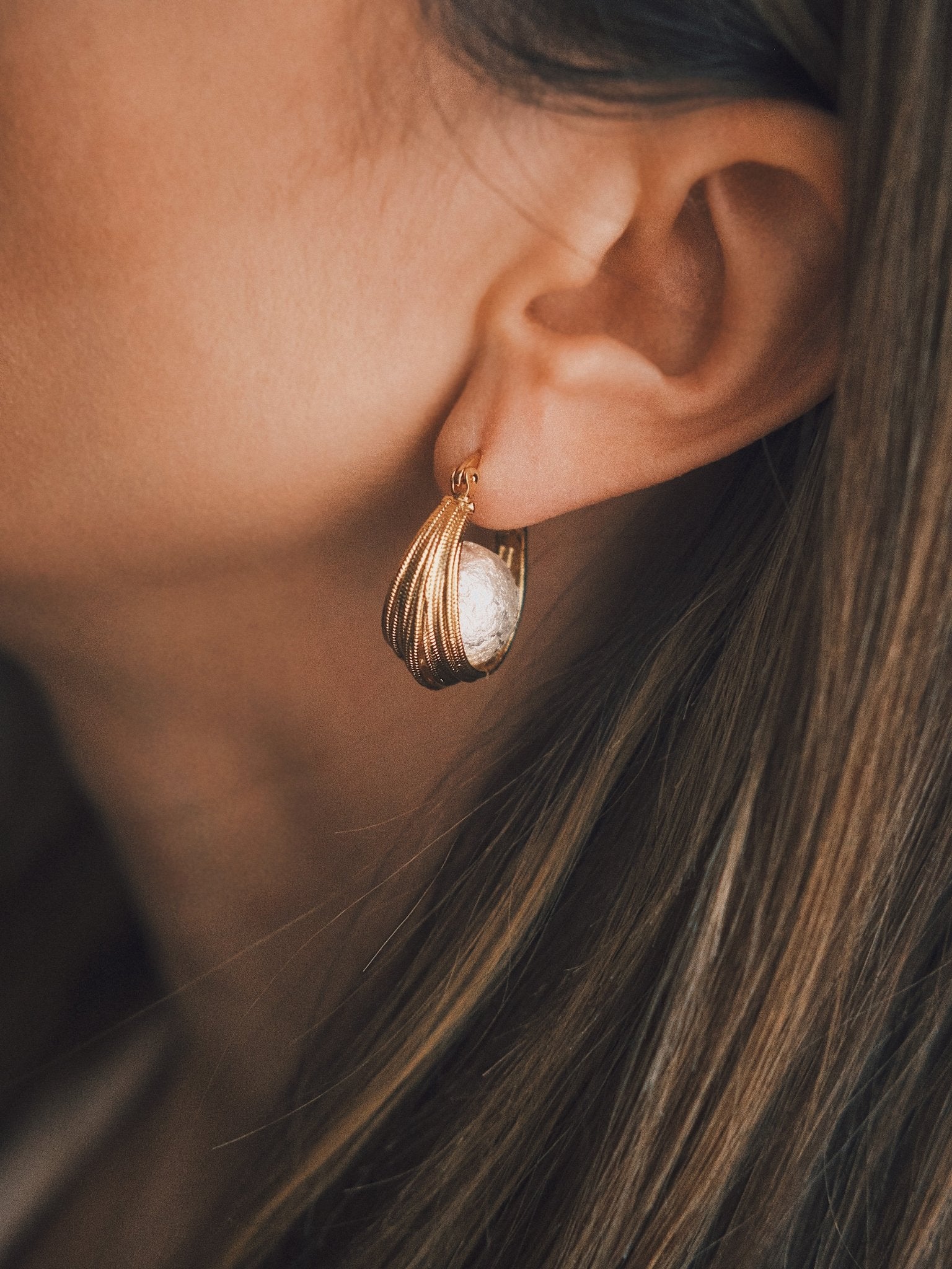 Сережки Елегантні золотисті сережки з фактурною бавовняною перлиною Gold - Kashimir.me Taton.shop