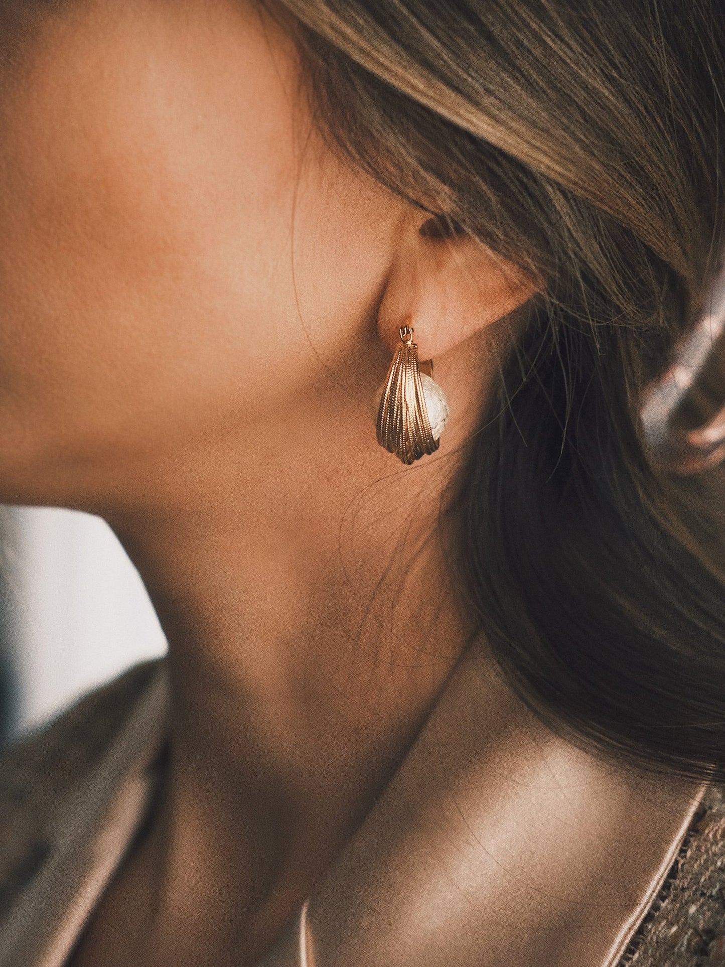 Сережки Елегантні золотисті сережки з фактурною бавовняною перлиною Gold - Kashimir.me Taton.shop