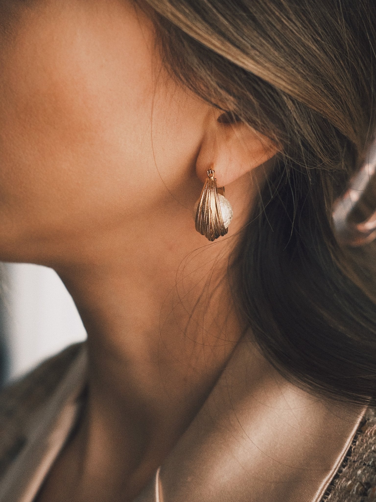 Сережки Елегантні золотисті сережки з фактурною бавовняною перлиною Gold - Kashimir.me Taton.shop