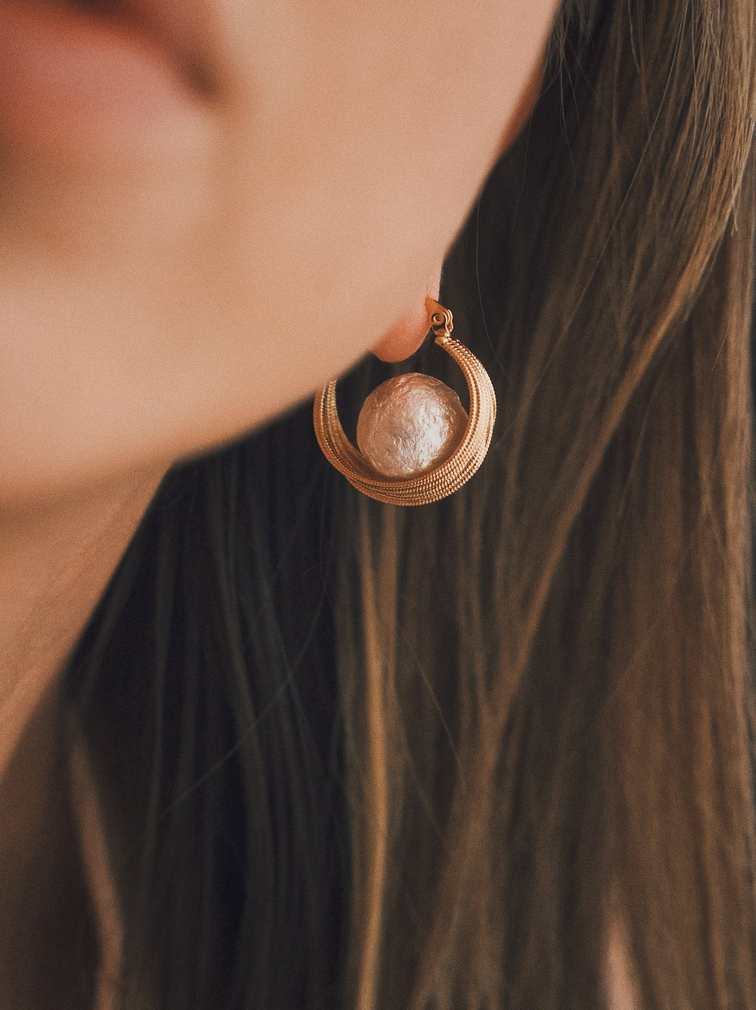 Сережки Елегантні золотисті сережки з фактурною бавовняною перлиною Gold - Kashimir.me Taton.shop