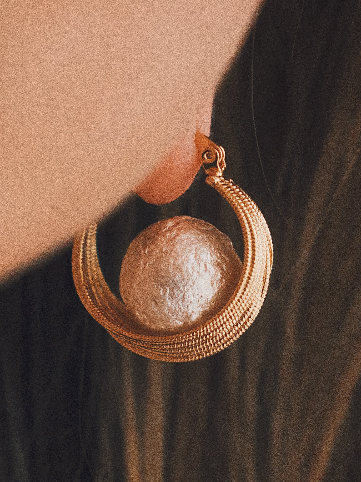 Сережки Елегантні золотисті сережки з фактурною бавовняною перлиною Gold - Kashimir.me Taton.shop