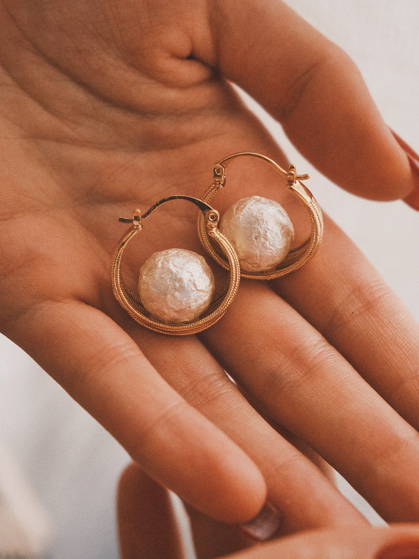 Сережки Елегантні золотисті сережки з фактурною бавовняною перлиною Gold - Kashimir.me Taton.shop