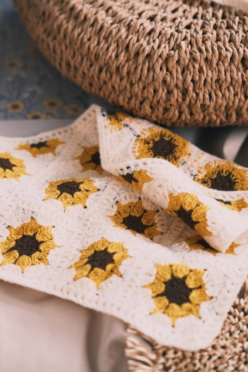 Хустка Вʼязана косинка Бежева з соняшниками - Kashket.me Taton.shop